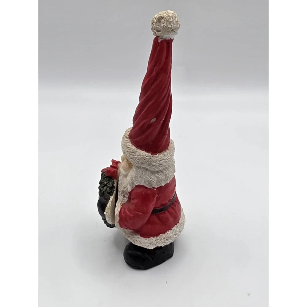 Santa Resin FIGURINE WITH wreath
